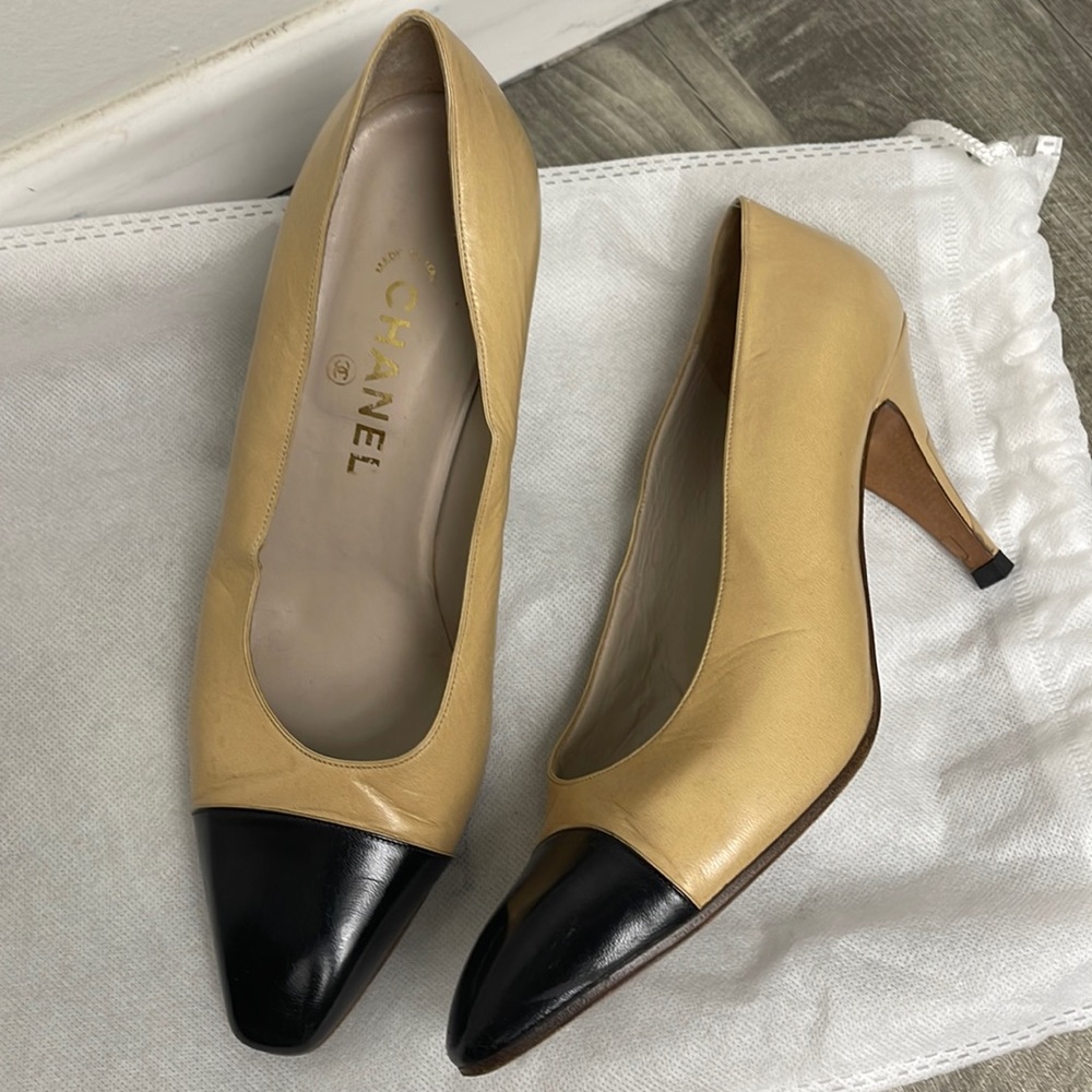 Vintage authentic Chanel nude/black toe cap pump (39)